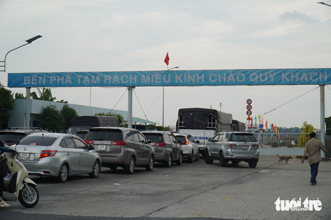 Huy động 4 phà để chia lửa với cầu Rạch Miễu trong ngày mùng 6 Tết - Ảnh 2. Huy động 4 phà để chia lửa với cầu Rạch Miễu trong ngày mùng 6 Tết - Ảnh 2.