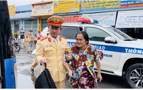 Không đủ tiền về Vũng Tàu, ba bà cháu bị nhà xe bỏ lại giữa đường - Ảnh 2. Không đủ tiền về Vũng Tàu, ba bà cháu bị nhà xe bỏ lại giữa đường - Ảnh 2.