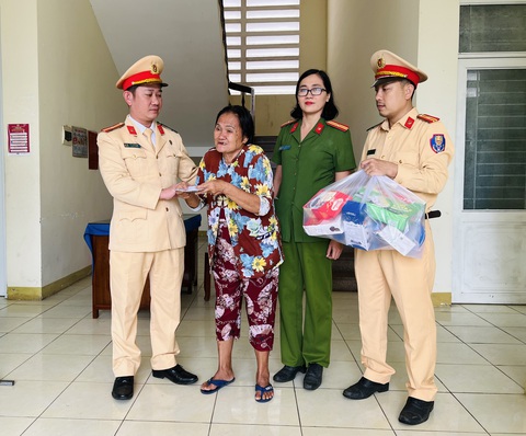 Không đủ tiền về Vũng Tàu, ba bà cháu bị nhà xe bỏ lại giữa đường - Ảnh 3. Không đủ tiền về Vũng Tàu, ba bà cháu bị nhà xe bỏ lại giữa đường - Ảnh 3.