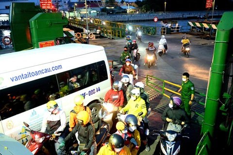 Người dân đổ về phà Cát Lái, cửa ngõ phía Đông - Tây TP.HCM thông thoáng - Ảnh 5. Người dân đổ về phà Cát Lái, cửa ngõ phía Đông - Tây TP.HCM thông thoáng - Ảnh 5.