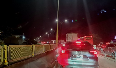 Kẹt xe kéo dài 5km trên quốc lộ 1 qua Quảng Bình - Ảnh 1. Kẹt xe kéo dài 5km trên quốc lộ 1 qua Quảng Bình - Ảnh 1.