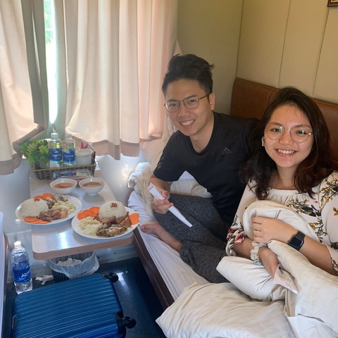 Cơm tàu đã ngon hơn, nhà vệ sinh sạch hơn - Ảnh 1. Cơm tàu đã ngon hơn, nhà vệ sinh sạch hơn - Ảnh 1.