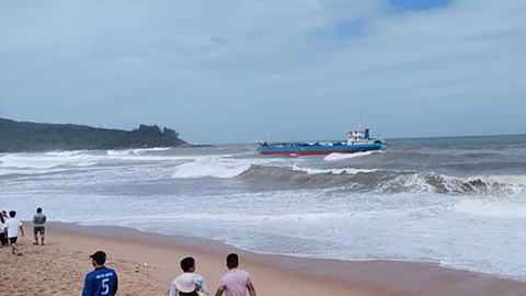 Nguy cơ tràn 8.000 lít dầu trên biển Sa Huỳnh - Ảnh 1. Nguy cơ tràn 8.000 lít dầu trên biển Sa Huỳnh - Ảnh 1.