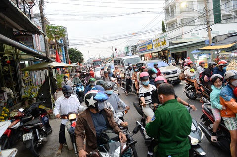 Người dân đổ về phà Cát Lái, cửa ngõ phía Đông - Tây TP.HCM thông thoáng - Ảnh 3. Người dân đổ về phà Cát Lái, cửa ngõ phía Đông - Tây TP.HCM thông thoáng - Ảnh 3.