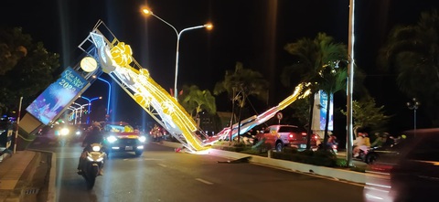 Cổng chào trên đường Trần Phú, Nha Trang bất ngờ đổ sập - Ảnh 1. Cổng chào trên đường Trần Phú, Nha Trang bất ngờ đổ sập - Ảnh 1.