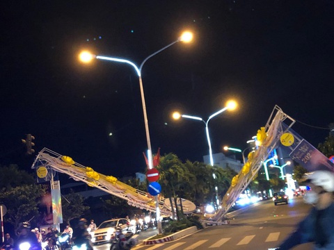 Cổng chào trên đường Trần Phú, Nha Trang bất ngờ đổ sập - Ảnh 2. Cổng chào trên đường Trần Phú, Nha Trang bất ngờ đổ sập - Ảnh 2.