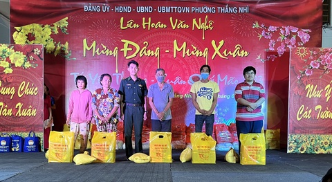 Chính quyền thăm ba bà cháu bị xe khách bỏ rơi giữa đường - Ảnh 2. Chính quyền thăm ba bà cháu bị xe khách bỏ rơi giữa đường - Ảnh 2.