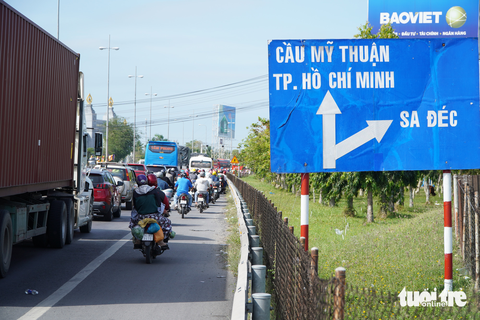 Người miền Tây nhích từng chút qua cầu Mỹ Thuận - Ảnh 4. Người miền Tây nhích từng chút qua cầu Mỹ Thuận - Ảnh 4.