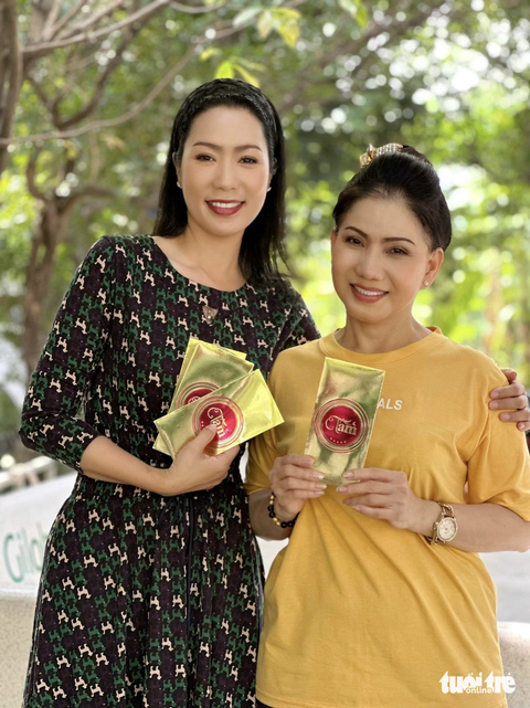Trịnh Kim Chi, Phượng Loan, Hòa Hiệp, Bá Thắng… lì xì đầu năm cho nghệ sĩ nghèo - Ảnh 2. Trịnh Kim Chi, Phượng Loan, Hòa Hiệp, Bá Thắng… lì xì đầu năm cho nghệ sĩ nghèo - Ảnh 2.