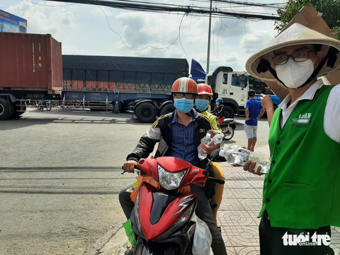 ‘Biệt đội’ giúp bà con tránh kẹt xe cầu Mỹ Thuận - Ảnh 2. ‘Biệt đội’ giúp bà con tránh kẹt xe cầu Mỹ Thuận - Ảnh 2.