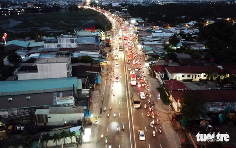 Cửa ngõ phía tây TP.HCM thông thoáng nhưng coi chừng nạn rải đinh - Ảnh 1. Cửa ngõ phía tây TP.HCM thông thoáng nhưng coi chừng nạn rải đinh - Ảnh 1.