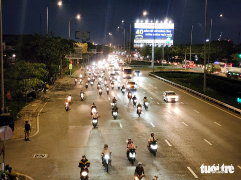 Cửa ngõ phía tây TP.HCM thông thoáng nhưng coi chừng nạn rải đinh - Ảnh 5. Cửa ngõ phía tây TP.HCM thông thoáng nhưng coi chừng nạn rải đinh - Ảnh 5.
