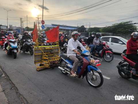 Cửa ngõ phía tây TP.HCM thông thoáng nhưng coi chừng nạn rải đinh - Ảnh 2. Cửa ngõ phía tây TP.HCM thông thoáng nhưng coi chừng nạn rải đinh - Ảnh 2.