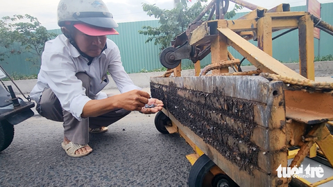 Cửa ngõ phía tây TP.HCM thông thoáng nhưng coi chừng nạn rải đinh - Ảnh 3. Cửa ngõ phía tây TP.HCM thông thoáng nhưng coi chừng nạn rải đinh - Ảnh 3.