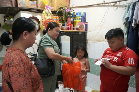 Chính quyền thăm ba bà cháu bị xe khách bỏ rơi giữa đường - Ảnh 1. Chính quyền thăm ba bà cháu bị xe khách bỏ rơi giữa đường - Ảnh 1.