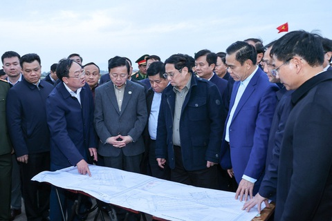 Thủ tướng một ngày đi thị sát gần 500km xuyên cao tốc Bắc - Nam - Ảnh 4. Thủ tướng một ngày đi thị sát gần 500km xuyên cao tốc Bắc - Nam - Ảnh 4.