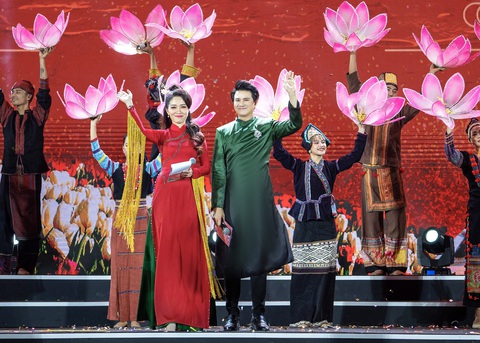 MC Vũ Mạnh Cường, hoa hậu Ngọc Châu rủ nhau thể hiện tình yêu với Tây Ninh - Ảnh 1. MC Vũ Mạnh Cường, hoa hậu Ngọc Châu rủ nhau thể hiện tình yêu với Tây Ninh - Ảnh 1.