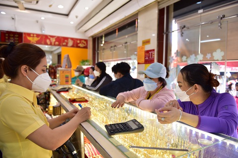 Giá vàng bị đẩy lên cao trước ngày vía Thần Tài - Ảnh 1. Giá vàng bị đẩy lên cao trước ngày vía Thần Tài - Ảnh 1.