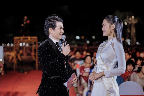 MC Vũ Mạnh Cường, hoa hậu Ngọc Châu rủ nhau thể hiện tình yêu với Tây Ninh - Ảnh 2. MC Vũ Mạnh Cường, hoa hậu Ngọc Châu rủ nhau thể hiện tình yêu với Tây Ninh - Ảnh 2.