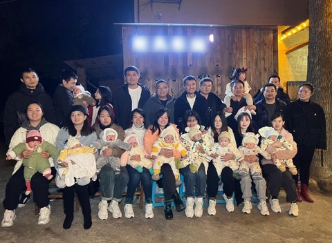 Ảnh vui 29-1: Đi họp lớp sau 10 năm kiểu không hẹn mà gặp - Ảnh 1. Ảnh vui 29-1: Đi họp lớp sau 10 năm kiểu không hẹn mà gặp - Ảnh 1.