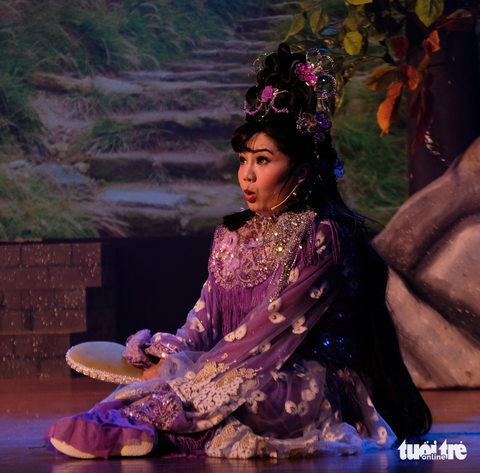 Tú Sương cải nam trang, làm khán giả cười trong Văn võ kỳ duyên - Ảnh 1. Tú Sương cải nam trang, làm khán giả cười trong Văn võ kỳ duyên - Ảnh 1.