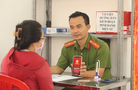Người dân than gặp khó dù tích hợp giấy tờ vào căn cước công dân gắn chip, đại diện C06 nói gì? - Ảnh 1. Người dân than gặp khó dù tích hợp giấy tờ vào căn cước công dân gắn chip, đại diện C06 nói gì? - Ảnh 1.
