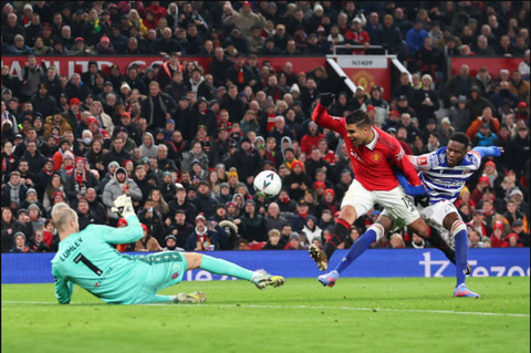 Casemiro ghi 2 bàn, ‘câu’ 1 thẻ đỏ giúp Man Utd đánh bại Reading - Ảnh 1. Casemiro ghi 2 bàn, ‘câu’ 1 thẻ đỏ giúp Man Utd đánh bại Reading - Ảnh 1.