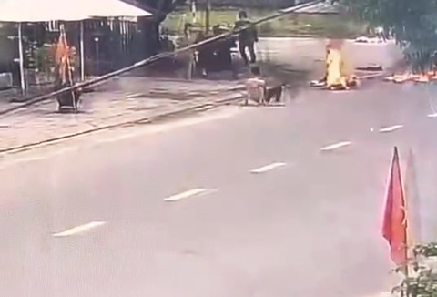 Một người bị tưới xăng, châm lửa đốt giữa đường - Ảnh 1. Một người bị tưới xăng, châm lửa đốt giữa đường - Ảnh 1.