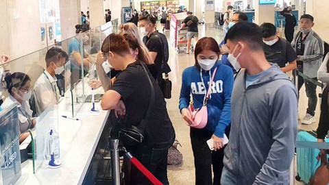 Khó mua vé máy bay Tết dù tăng chuyến - Ảnh 1. Khó mua vé máy bay Tết dù tăng chuyến - Ảnh 1.