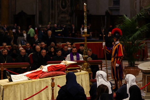 65.000 người đến Vương cung thánh đường viếng cố Giáo hoàng Benedict XVI - Ảnh 1. 65.000 người đến Vương cung thánh đường viếng cố Giáo hoàng Benedict XVI - Ảnh 1.