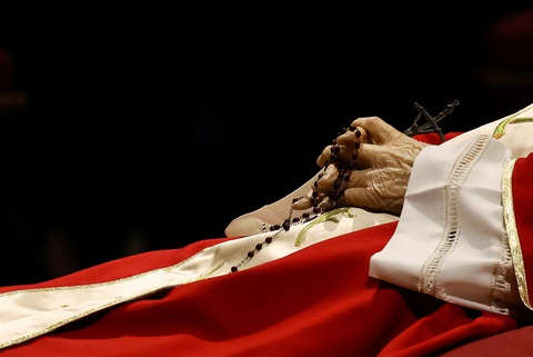 65.000 người đến Vương cung thánh đường viếng cố Giáo hoàng Benedict XVI - Ảnh 2. 65.000 người đến Vương cung thánh đường viếng cố Giáo hoàng Benedict XVI - Ảnh 2.
