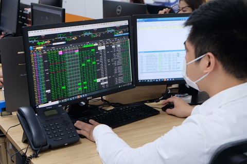 Điều gì đưa VN-Index “phá” mốc 1.200 điểm, chuyện gì sẽ xảy ra tiếp theo? - Ảnh 1. Tâm lý và dòng tiền mới là động lực chính đưa thị trường vượt 1.200 điểm - Ảnh: BÔNG MAI