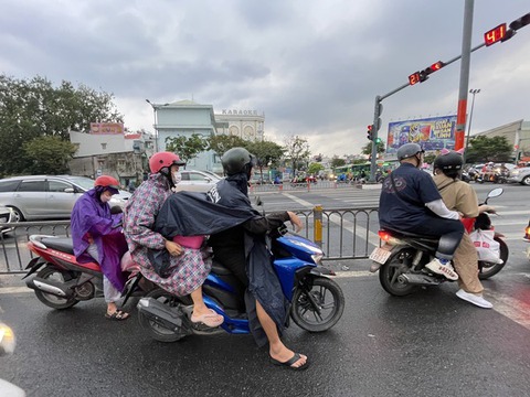 Thời tiết hôm nay 4-1: Miền Nam có mưa dông, miền Trung mưa to - Ảnh 1. Thời tiết hôm nay 4-1: Miền Nam có mưa dông, miền Trung mưa to - Ảnh 1.