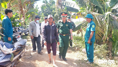 Bắt đầu lấy đất ra khỏi ống vách để chuẩn bị cứu bé ra khỏi ống bê tông - Ảnh 2. Bắt đầu lấy đất ra khỏi ống vách để chuẩn bị cứu bé ra khỏi ống bê tông - Ảnh 2.