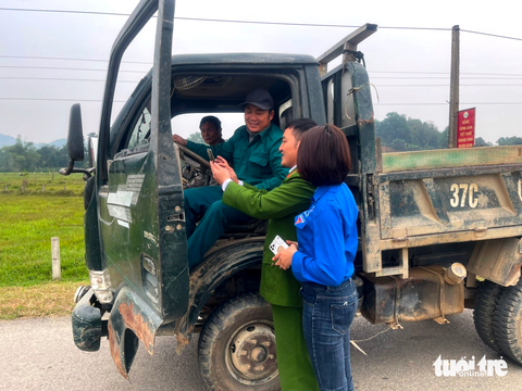 Công an ra đồng, vô chợ hướng dẫn người dân cài tài khoản định danh điện tử VNeID - Ảnh 2. Công an ra đồng, vô chợ hướng dẫn người dân cài tài khoản định danh điện tử VNeID - Ảnh 2.