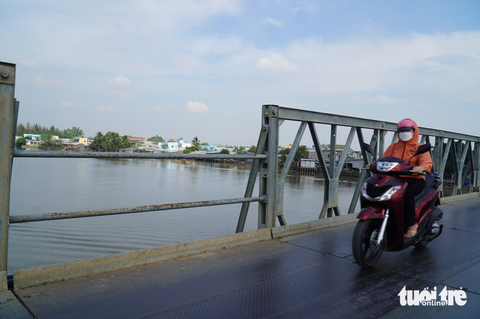 Tài xế nhảy theo cứu bé trai rớt xuống sông, cả hai bị nước cuốn - Ảnh 3. Tài xế nhảy theo cứu bé trai rớt xuống sông, cả hai bị nước cuốn - Ảnh 3.