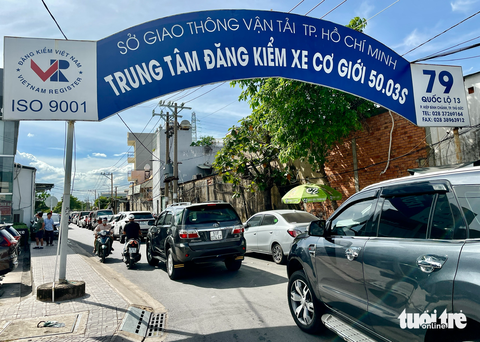 Trung tâm đăng kiểm ở TP.HCM vẫn đông nhưng đã ‘hạ nhiệt’ - Ảnh 5. Trung tâm đăng kiểm ở TP.HCM vẫn đông nhưng đã ‘hạ nhiệt’ - Ảnh 5.