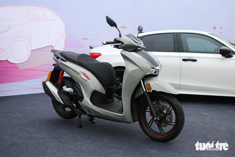 Chi tiết Honda SH 350i 2023 giá 150,5 triệu đồng: Thêm chrome trang trí cùng màu sơn theo xu thế - Ảnh 1. Chi tiết Honda SH 350i 2023 giá 150,5 triệu đồng: Thêm chrome trang trí cùng màu sơn theo xu thế - Ảnh 1.