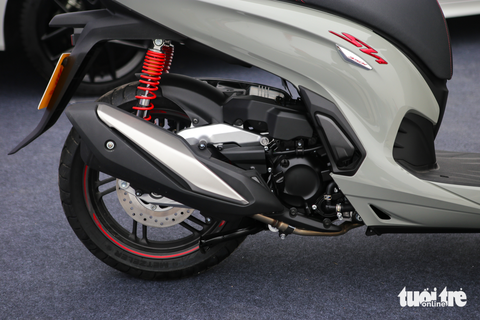 Chi tiết Honda SH 350i 2023 giá 150,5 triệu đồng: Thêm chrome trang trí cùng màu sơn theo xu thế - Ảnh 2. Chi tiết Honda SH 350i 2023 giá 150,5 triệu đồng: Thêm chrome trang trí cùng màu sơn theo xu thế - Ảnh 2.