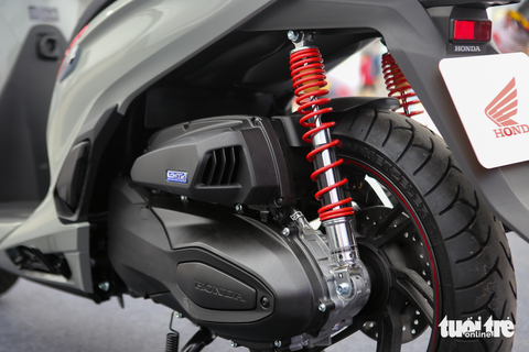 Chi tiết Honda SH 350i 2023 giá 150,5 triệu đồng: Thêm chrome trang trí cùng màu sơn theo xu thế - Ảnh 7. Chi tiết Honda SH 350i 2023 giá 150,5 triệu đồng: Thêm chrome trang trí cùng màu sơn theo xu thế - Ảnh 7.
