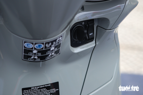 Chi tiết Honda SH 350i 2023 giá 150,5 triệu đồng: Thêm chrome trang trí cùng màu sơn theo xu thế - Ảnh 11. Chi tiết Honda SH 350i 2023 giá 150,5 triệu đồng: Thêm chrome trang trí cùng màu sơn theo xu thế - Ảnh 11.