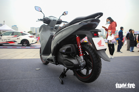 Chi tiết Honda SH 350i 2023 giá 150,5 triệu đồng: Thêm chrome trang trí cùng màu sơn theo xu thế - Ảnh 13. Chi tiết Honda SH 350i 2023 giá 150,5 triệu đồng: Thêm chrome trang trí cùng màu sơn theo xu thế - Ảnh 13.