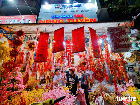 Người Sài Gòn tấp nập mua đồ trang trí Tết - Ảnh 1. Người Sài Gòn tấp nập mua đồ trang trí Tết - Ảnh 1.