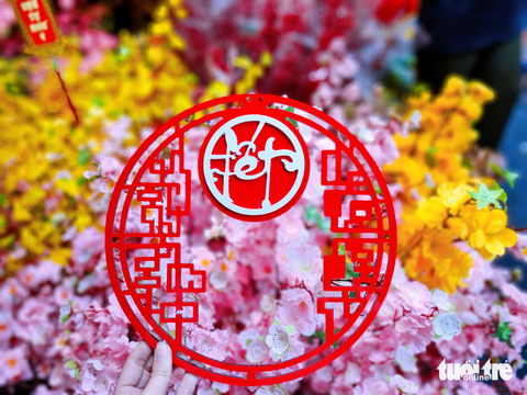 Người Sài Gòn tấp nập mua đồ trang trí Tết - Ảnh 7. Người Sài Gòn tấp nập mua đồ trang trí Tết - Ảnh 7.