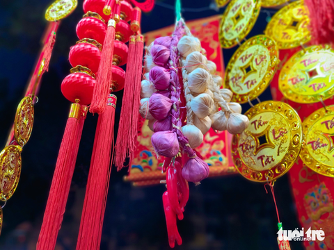 Người Sài Gòn tấp nập mua đồ trang trí Tết - Ảnh 8. Người Sài Gòn tấp nập mua đồ trang trí Tết - Ảnh 8.