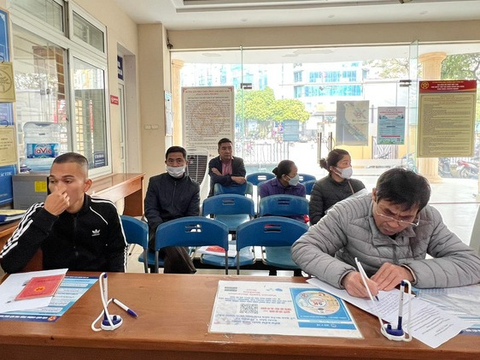 Ghi nhận ngày đầu thực hiện dịch vụ công trực tuyến sau khi khai tử sổ hộ khẩu giấy - Ảnh 1. Ghi nhận ngày đầu thực hiện dịch vụ công trực tuyến sau khi khai tử sổ hộ khẩu giấy - Ảnh 1.