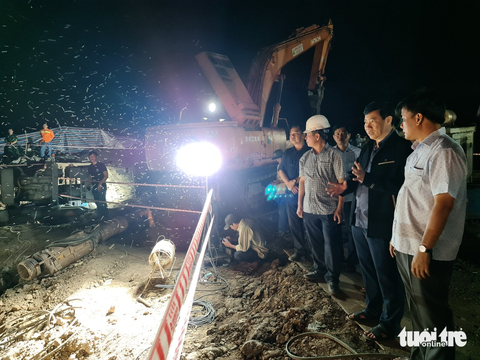 Đã làm sạch bùn đất sâu 23m, mai sẽ cố gắng nhổ trụ bê tông cứu bé trai - Ảnh 3. Đã làm sạch bùn đất sâu 23m, mai sẽ cố gắng nhổ trụ bê tông cứu bé trai - Ảnh 3.