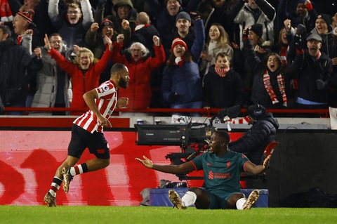 Hai lần được VAR cứu, Liverpool vẫn thua Brentford - Ảnh 1. Hai lần được VAR cứu, Liverpool vẫn thua Brentford - Ảnh 1.
