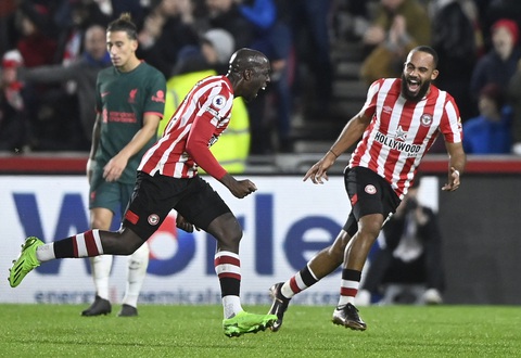 Hai lần được VAR cứu, Liverpool vẫn thua Brentford - Ảnh 3. Hai lần được VAR cứu, Liverpool vẫn thua Brentford - Ảnh 3.