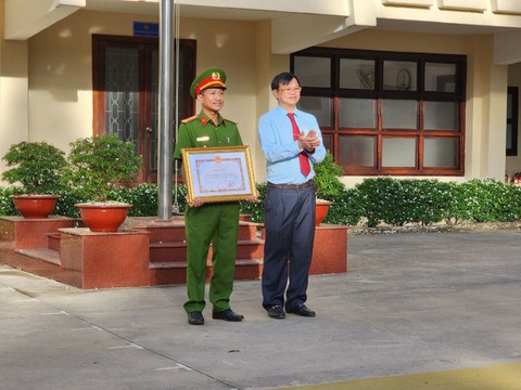 Khen thưởng các lực lượng Công an tỉnh Đồng Nai bắt cướp nhanh, cứu người bị nạn - Ảnh 3. Khen thưởng các lực lượng Công an tỉnh Đồng Nai bắt cướp nhanh, cứu người bị nạn - Ảnh 3.